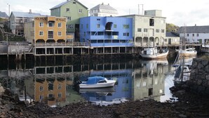 A harbor with colorful buildings and boats. - Holmvik Brygge Nyksund (Oksnes)