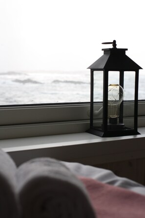 Decoración personalizada, escritorio y espacio para trabajar con laptop 