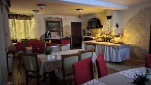 Sarapan bufet setiap hari (PLN 50 seorang) 