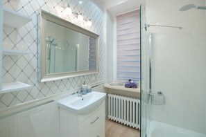 Design Apartment, 3 Bedrooms | Bathroom | Combined shower/tub, deep soaking tub, hair dryer, bidet - 4Culture Apart (Lodz)