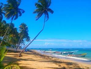 På stranden, vit sandstrand och strandhanddukar
