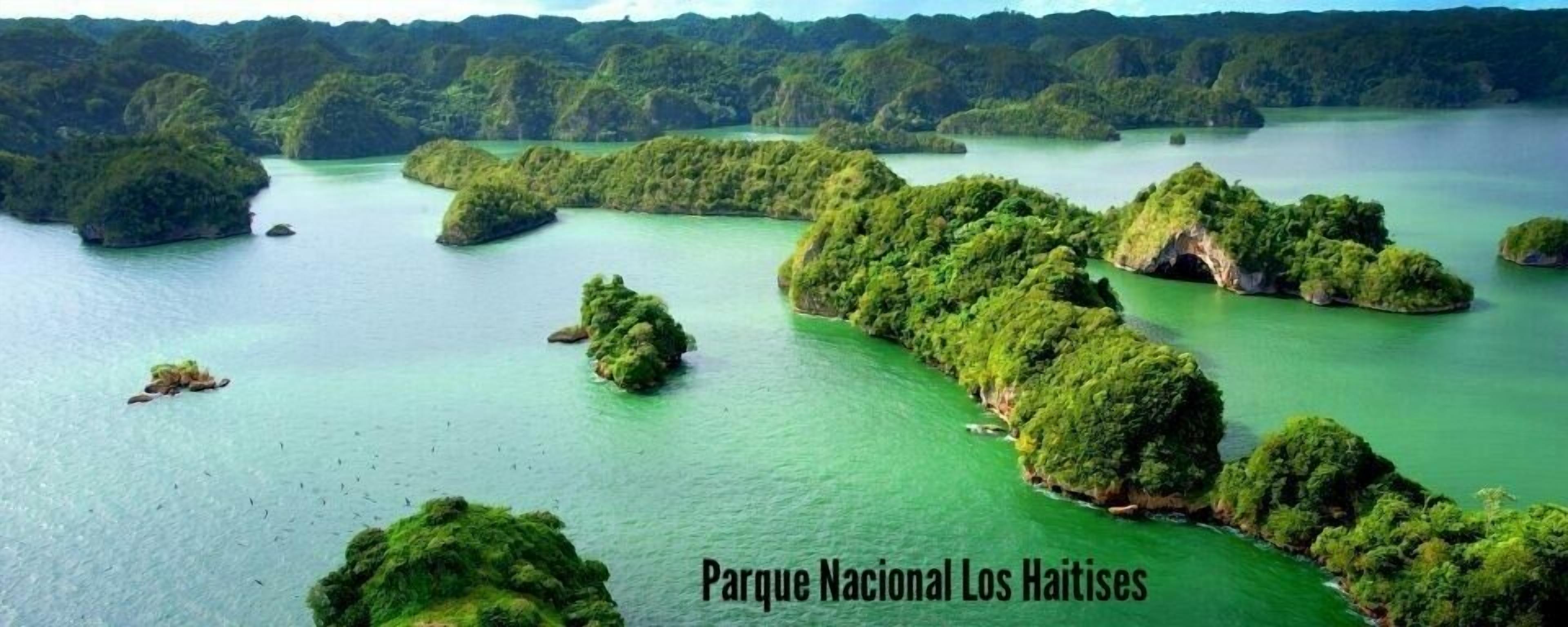 Une vaste étendue d’eau entourée d’îles verdoyantes.