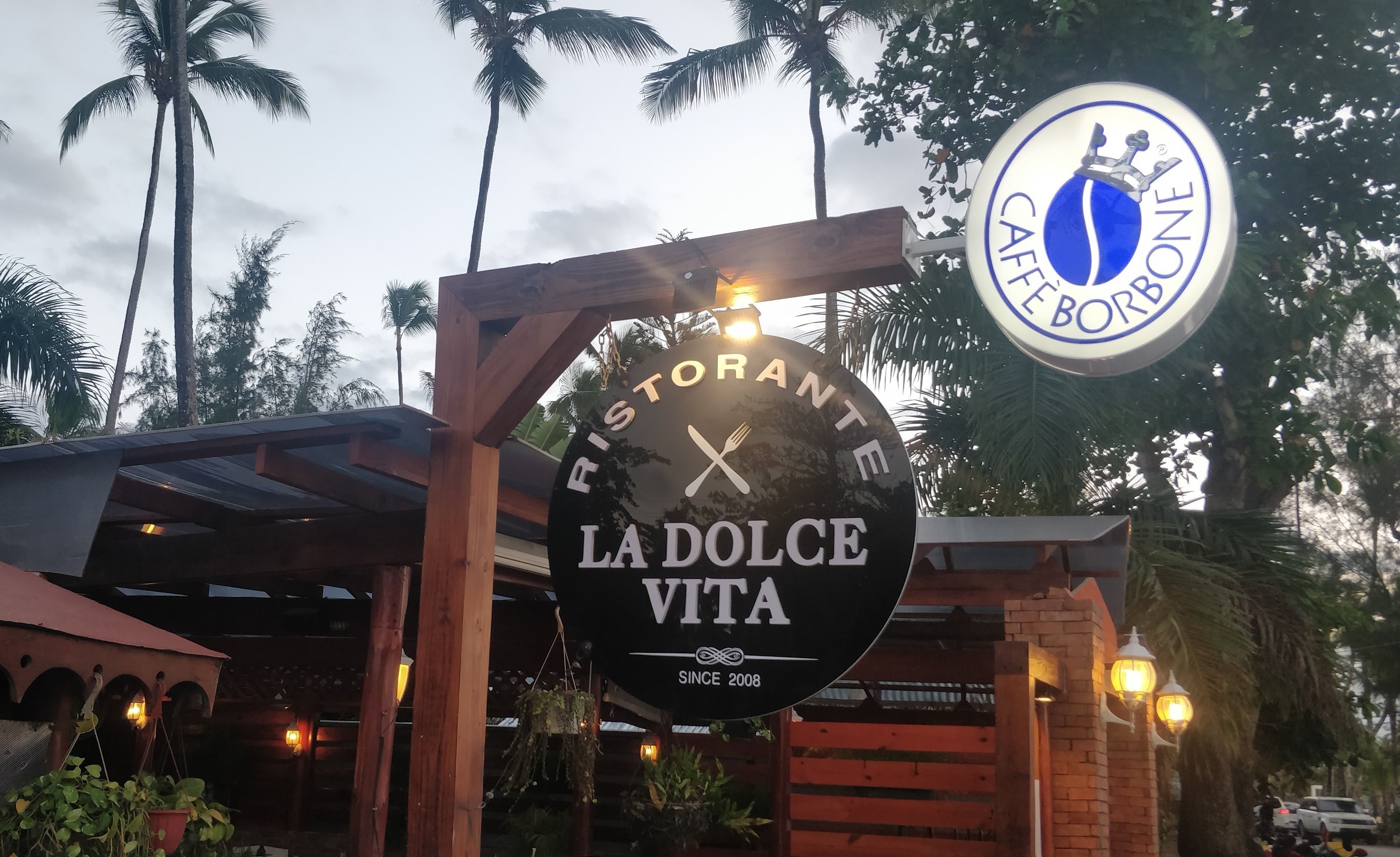 Ein Restaurantschild mit einem Logo und dem Schriftzug 'LA DOLCE VITA'.