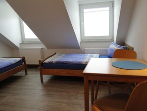 Desk, laptop workspace, free WiFi, bed sheets - Gästehaus St. Josef (Vallendar)