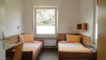 ห้องดับเบิลหรือทวิน (External Bathroom) | โต๊ะทำงาน, พื้นที่ทำงานแบบใช้แล็ปท็อป, Wi-Fi ฟรี, ผ้าปูที่นอน