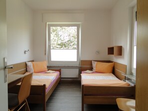 Dobbelt- eller tomannsrom (External Bathroom) | Skrivebord, skrivebord for bærbar PC, wi-fi (inkludert) og sengetøy