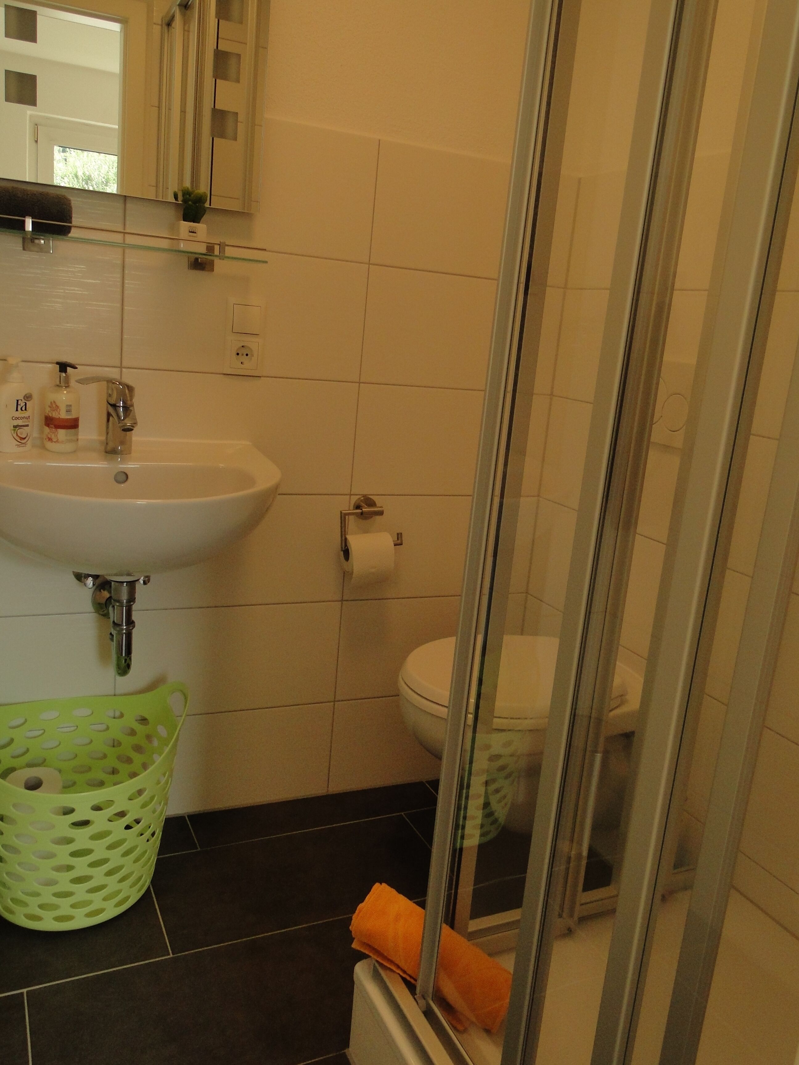 Un baño con lavabo, inodoro y zona de ducha.