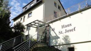 Een gebouw met een trap die leidt naar een balkon, aangeduid als 