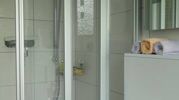 ห้องดับเบิลหรือทวิน (External Bathroom) | ห้องน้ำ | ฝักบัว, ผ้าเช็ดตัว