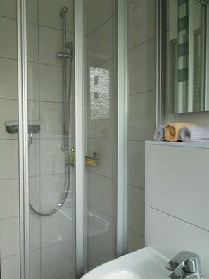 Double or Twin Room (External Bathroom) | Bathroom - Gästehaus St. Josef (Vallendar)