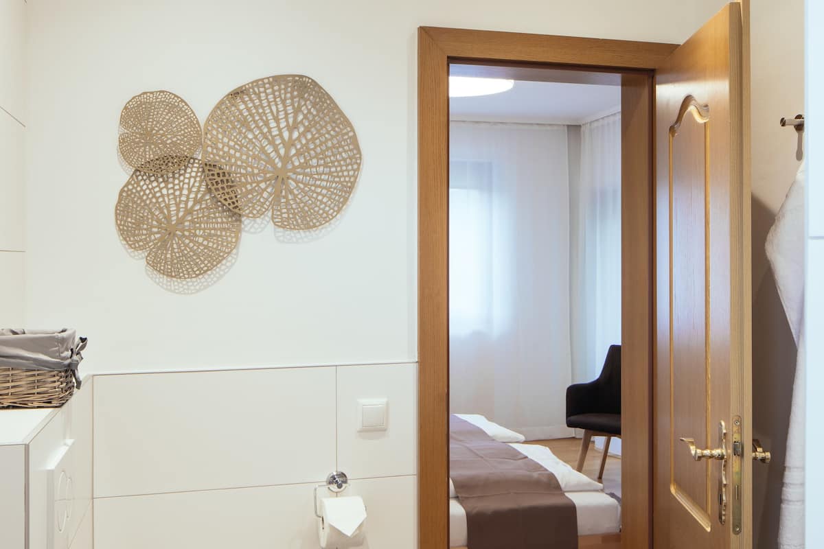 Camera Comfort, vista giardino | Bagno | Doccia, soffione a pioggia, asciugacapelli, asciugamani
