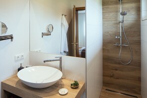 Habitación Confort, vistas al jardín | Baño | Ducha, cabezal de ducha tipo lluvia, secador de pelo y toallas