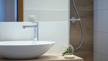 Comfort-Zimmer, Gartenblick | Badezimmer | Dusche, Regendusche, Haartrockner, Handtücher