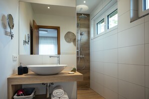 Habitación Confort, vistas al jardín | Baño | Ducha, cabezal de ducha tipo lluvia, secador de pelo y toallas