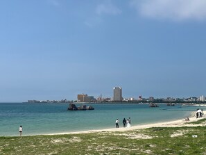 بالقرب من الشاطئ