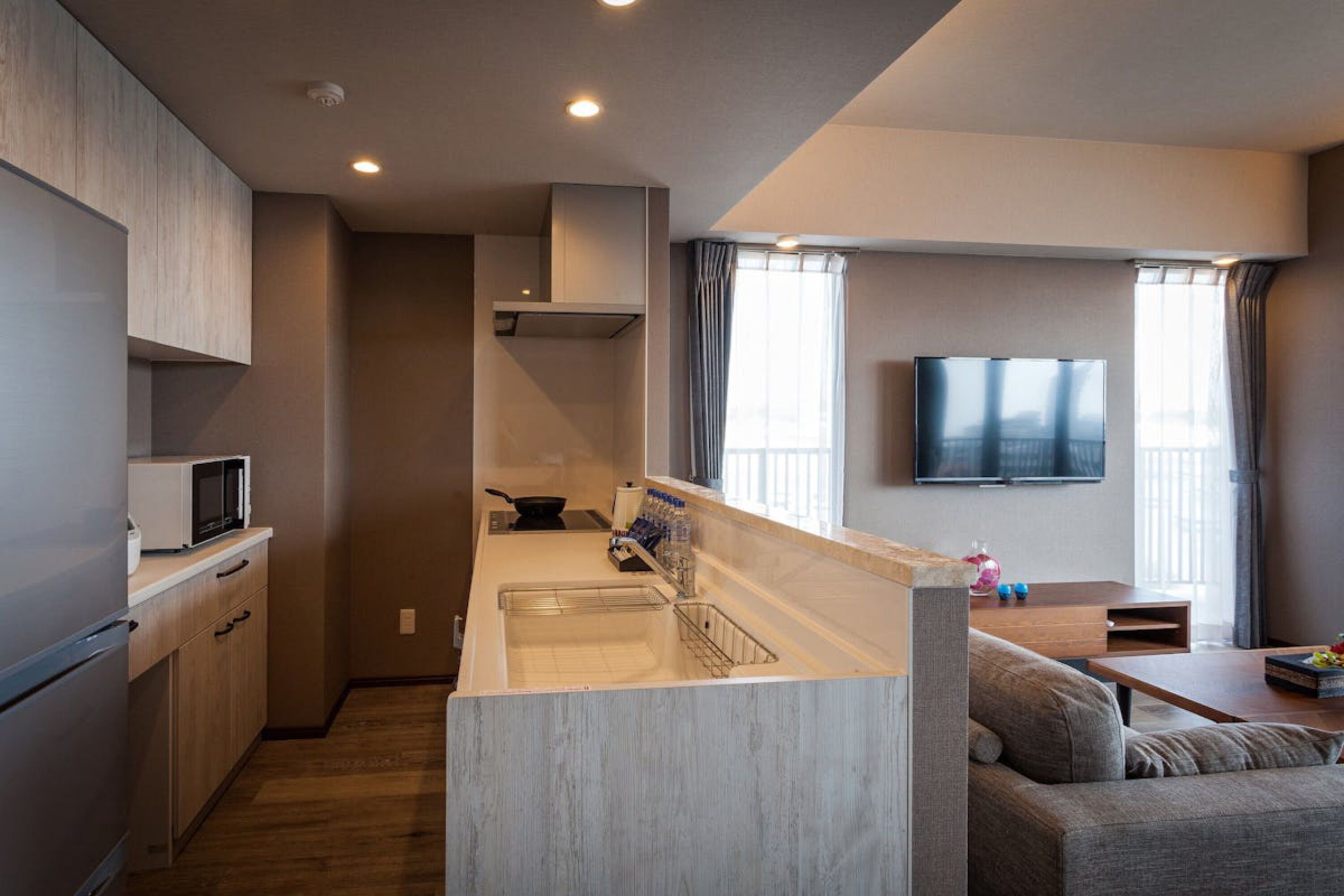 Jääkaappi, mikroaaltouuni, vedenkeitin, riisinkeitin