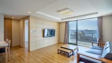 Deluxe Ondol Room (Hill House) (Bedding and Blanket) | Wohnbereich | Flachbildfernseher