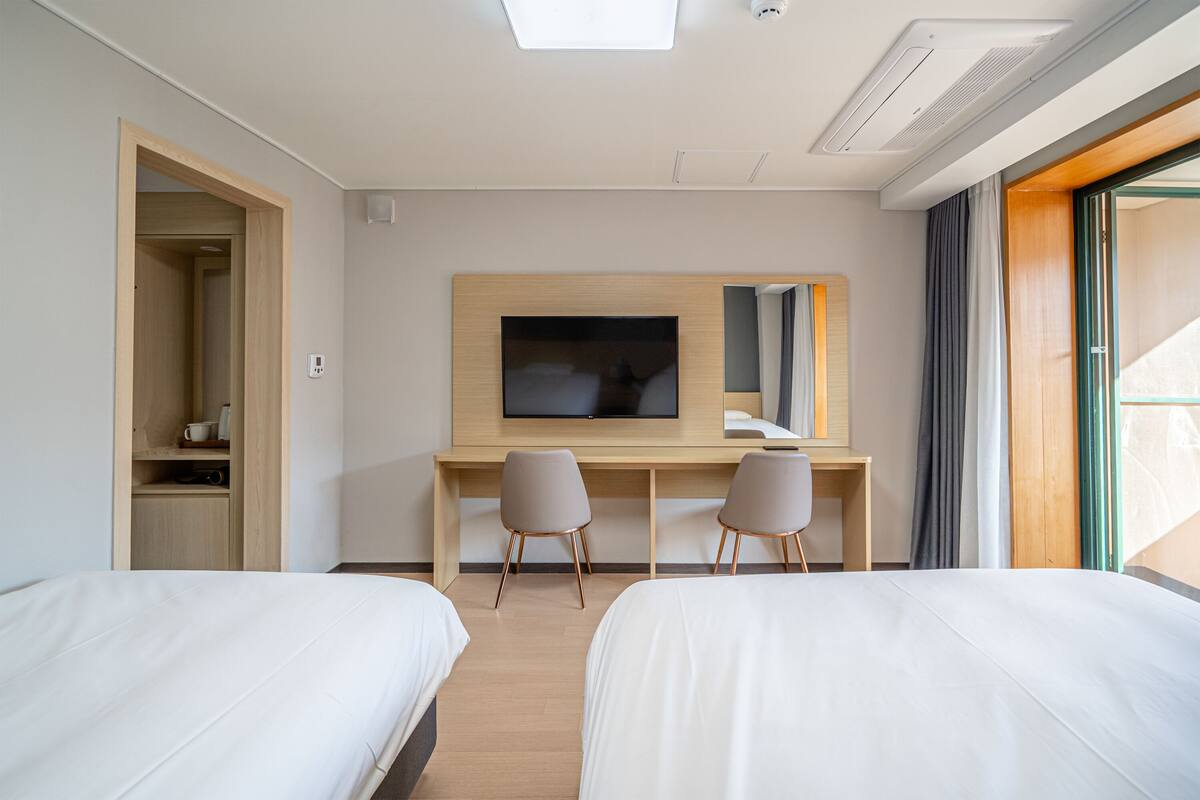 Standard Twin Room, Mountain View (Lake Hotel) | WiFi (free), bed sheets