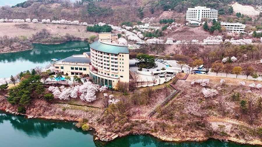 Cheongpung Resort Lake Hotel