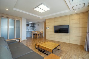 디럭스 트윈룸 (힐 하우스) | 거실 공간 | 평면 TV