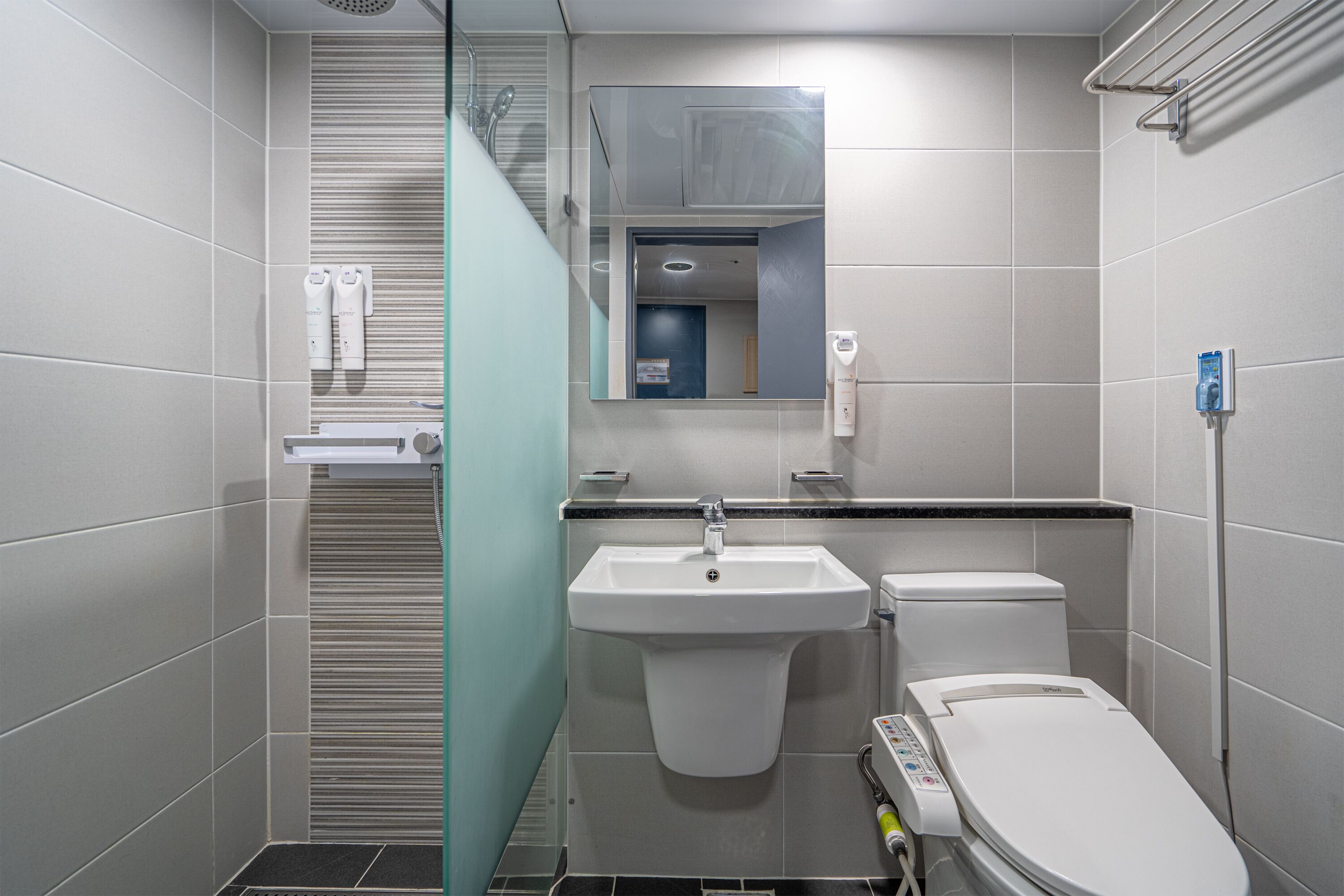 standard twin room, mountain view (lake hotel) | bathroom | shower, hair dryer, slippers, towels