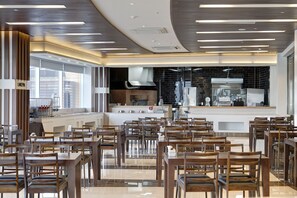 อาหารเช้าแบบบุฟเฟ่ต์ในวันเสาร์-อาทิตย์ (KRW 25000 ต่อคน)