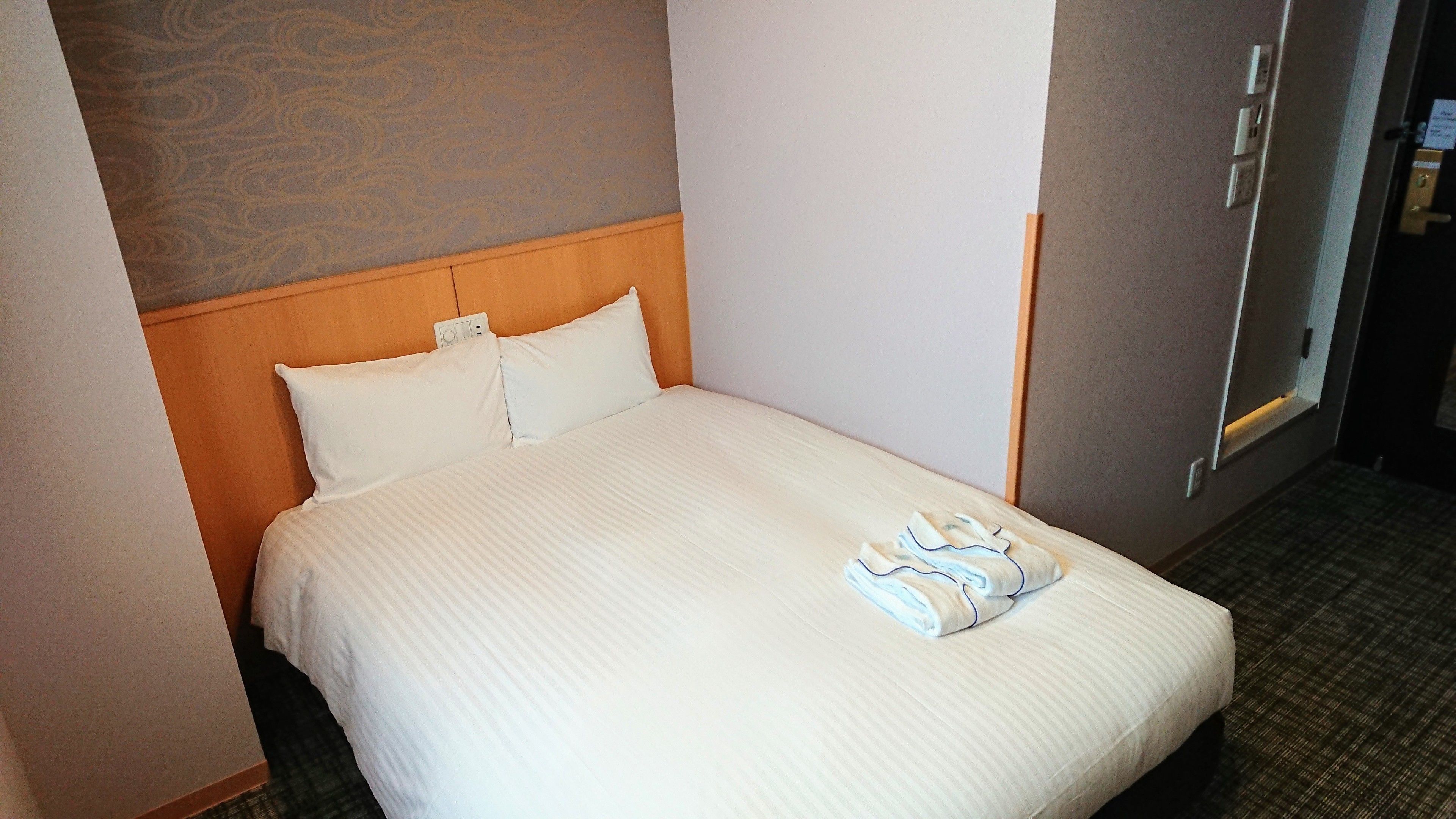 standard single room, 1 large single bed, non smoking | down duvets, desk, blackout curtains, soundproofing