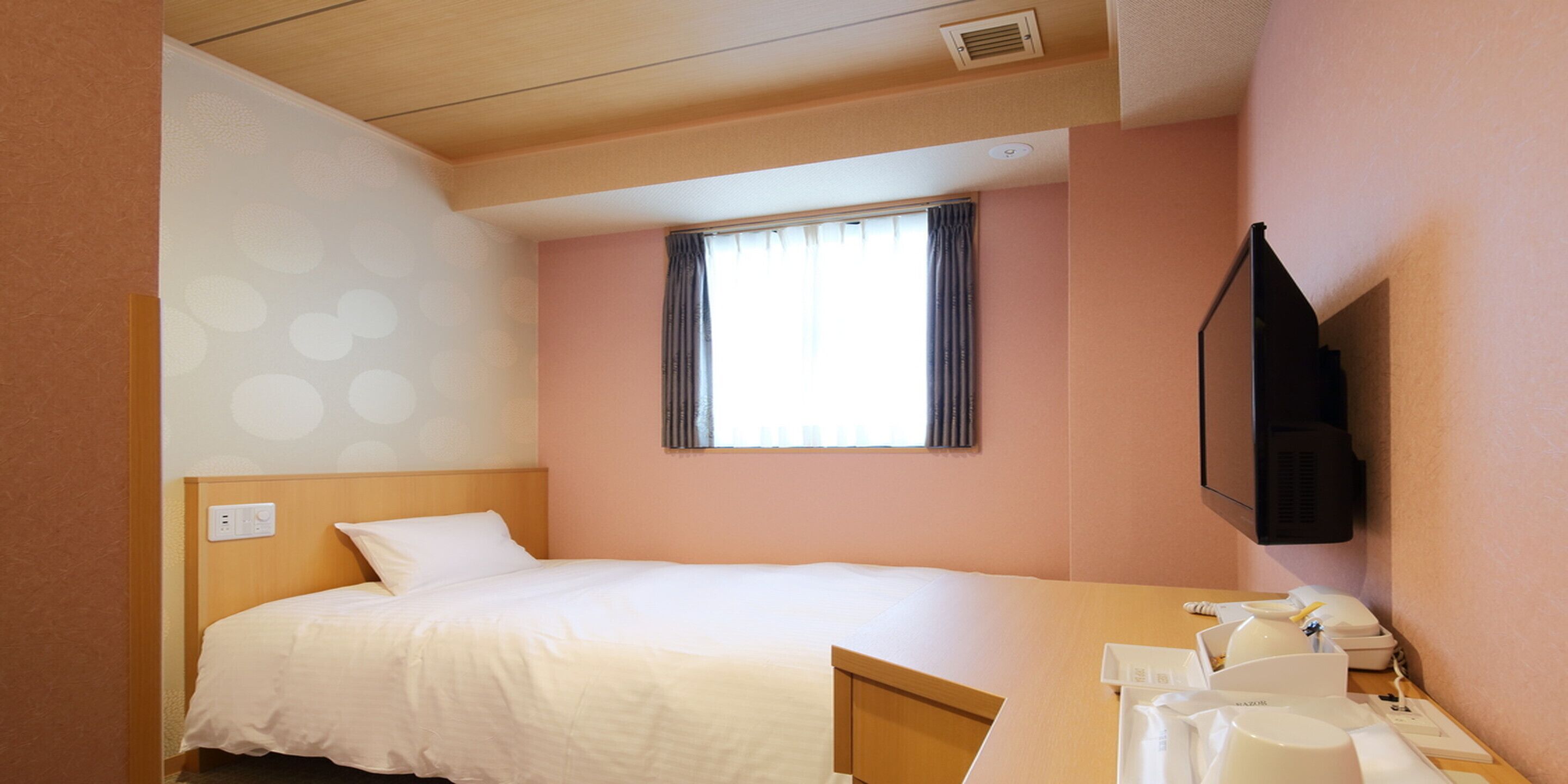 standard single room, 1 large single bed, non smoking | down duvets, desk, blackout curtains, soundproofing