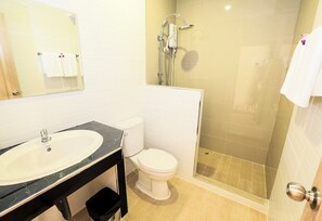 ห้องดีลักซ์ดับเบิล, เตียงคิงไซส์ 1 เตียง | ห้องน้ำ | ฝักบัว, ของใช้ในห้องน้ำฟรี, ผ้าเช็ดตัว