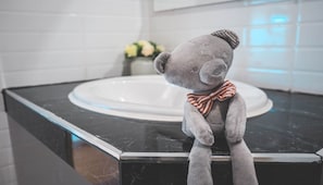 Deluxe Double Room, 1 King Bed | Bathroom | Shower, free toiletries, towels