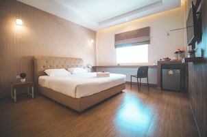 Habitación Deluxe doble, 1 cama de matrimonio grande | Escritorio, espacio para trabajar con un portátil, camas supletorias
