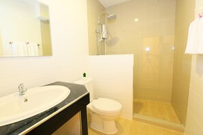 Deluxe-Doppelzimmer, 1 King-Bett | Badezimmer | Dusche, Regendusche, kostenlose Toilettenartikel, Handtücher