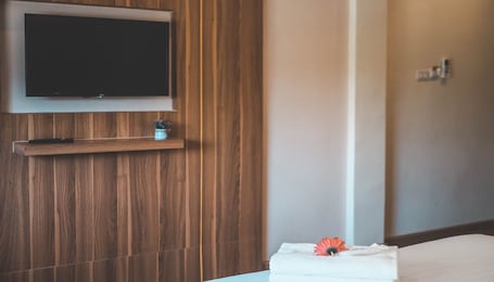 Habitación Deluxe doble, 1 cama de matrimonio grande | Escritorio, espacio para trabajar con un portátil, camas supletorias. Venice Resort