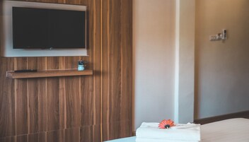 Escritorio y espacio para trabajar con laptop 