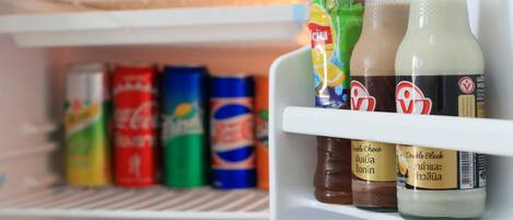 Un refrigerador con diversas bebidas y condimentos.