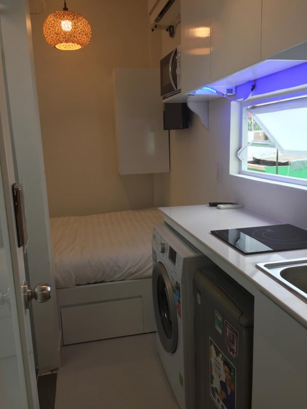 Refrigerador, microondas, parrilla de estufa y tetera eléctrica 