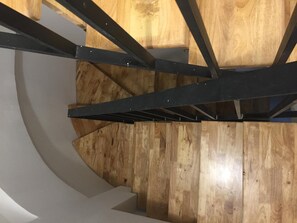 Eine Wendeltreppe mit Holzstufen und Metallgeländern.