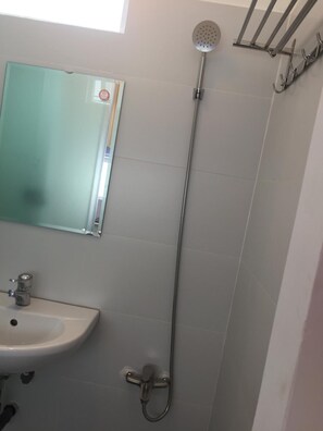 Suihku, ilmaiset hygieniatuotteet, hiustenkuivaaja, kylpytakit