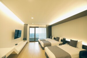 디럭스 트리플룸 | 객실 내 금고, 책상, 노트북 작업 공간, 암막 커튼