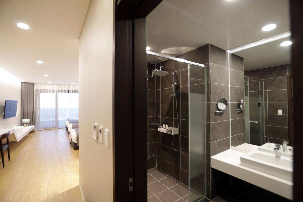 deluxe triple room | living area | 42-inch flat-screen tv with cable channels, tv, heated floors