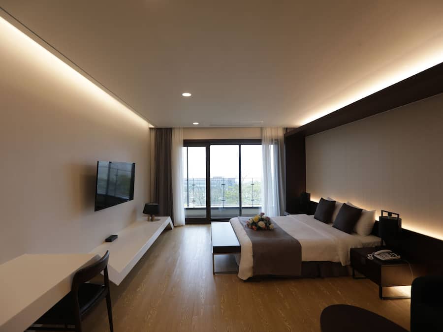 Dobbeltrom โ deluxe | Safe pรฅ rommet, skrivebord og skrivebord for bรฆrbar PC