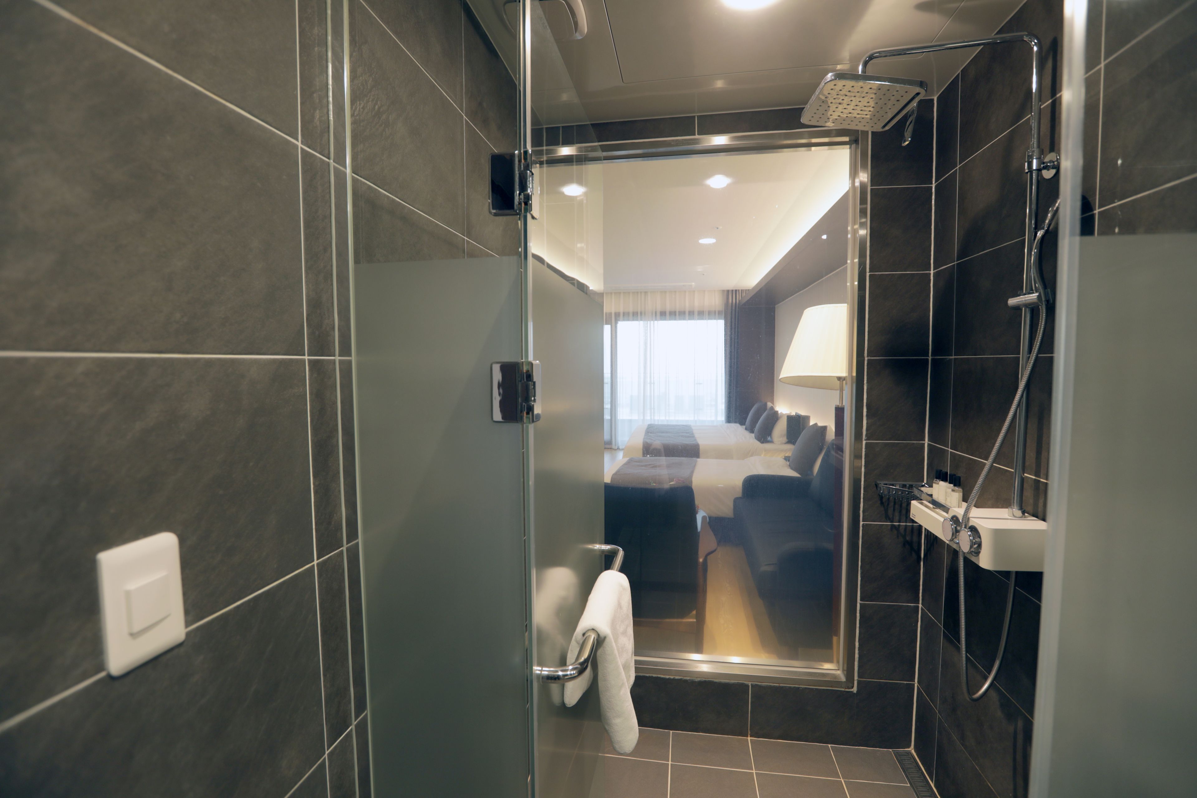 family twin room | bathroom | shower, hair dryer, bidet, towels