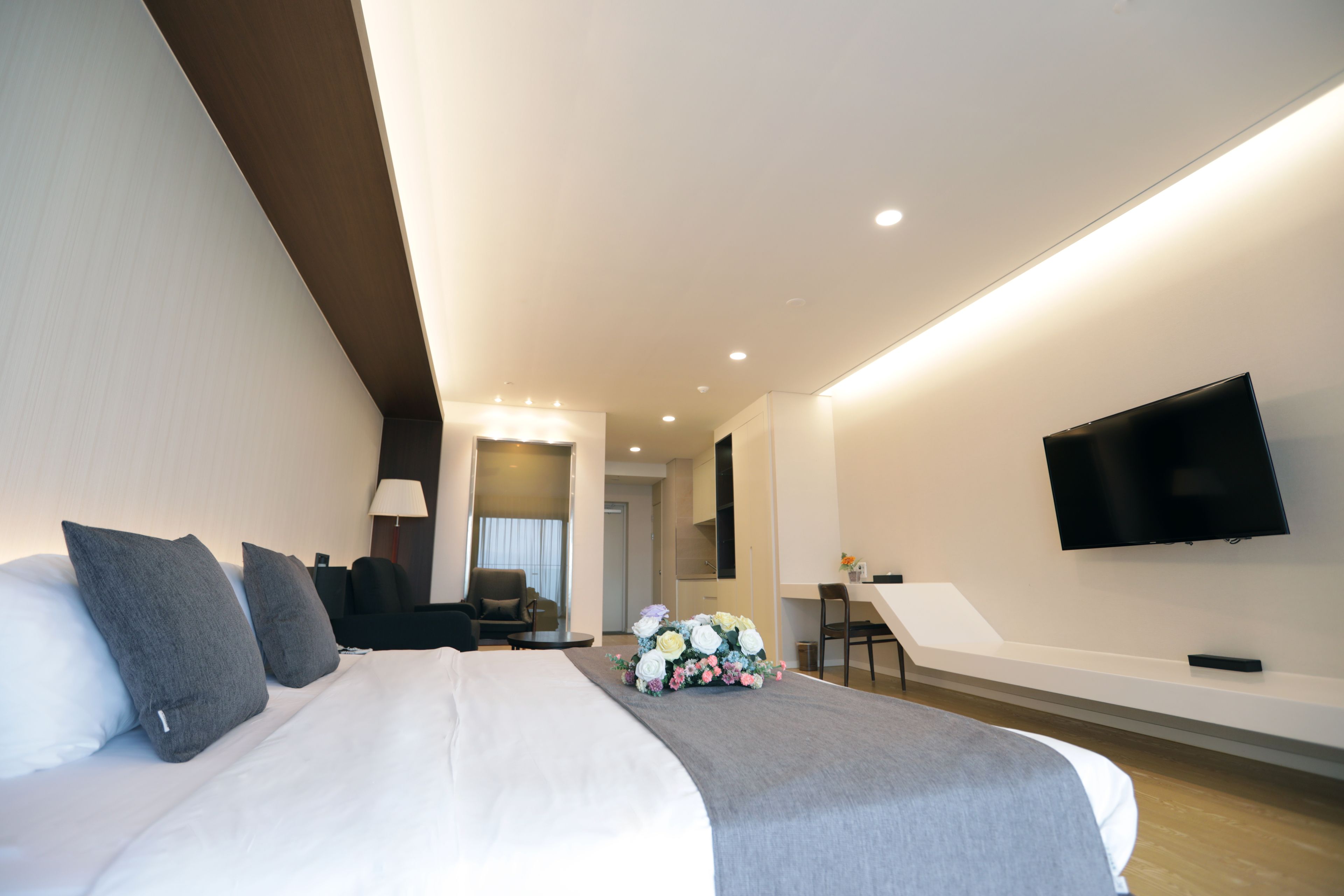 in-room safe, desk, laptop workspace, blackout curtains