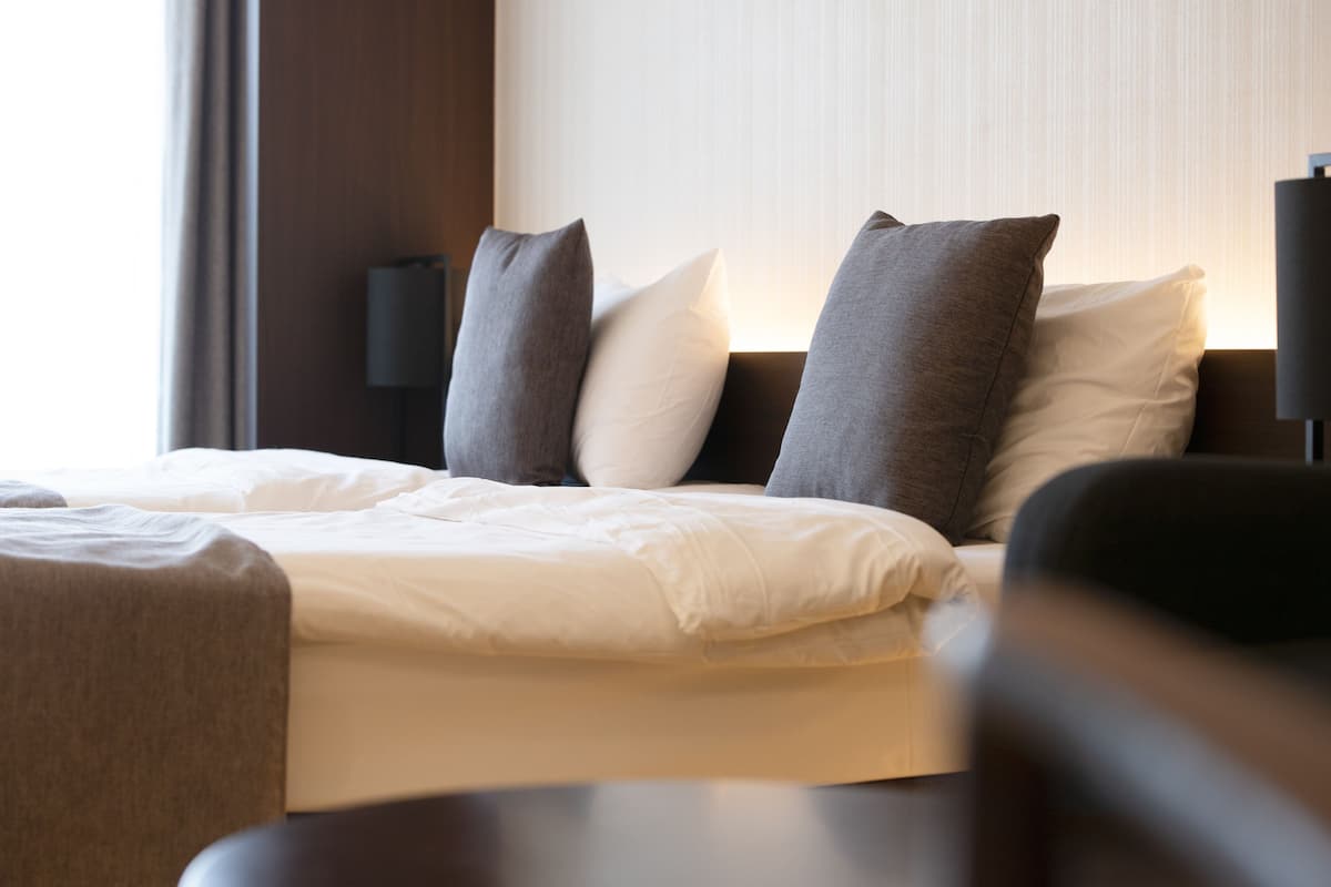 Deluxe Twin Room | In-room safe, desk, laptop workspace, blackout drapes