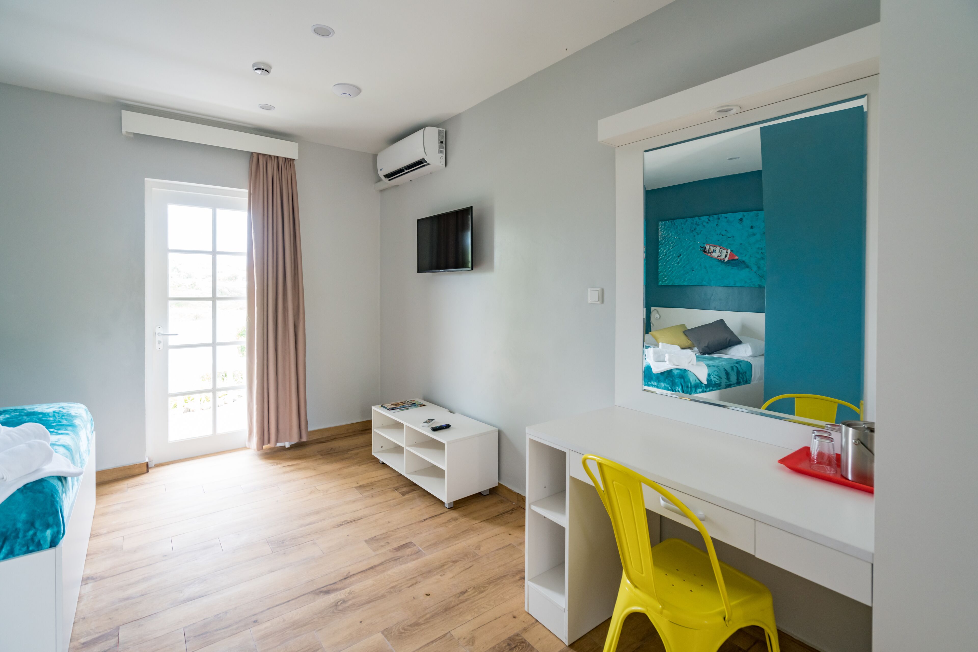 classic room, 1 queen bed, non smoking, with balcony lake view | 1 bedroom, premium bedding, memory-foam beds, iron/ironing board