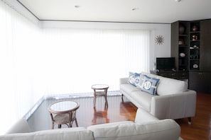 Oceanfront wide terrace !! 2 bed room+tatami room | Living area