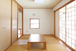 Oceanfront wide terrace !! 2 bed room+tatami room | 2 bedrooms, down comforters, individually decorated, iron/ironing board
