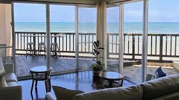 Oceanfront wide terrace !! 2 bed room+tatami room | Beach/ocean view