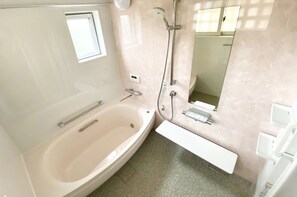 Stuga (Oceanfront ,2 bed room+tatami room) | Badrum | Badkar och dusch, djupt badkar, gratis toalettartiklar och hårtork