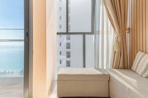 A room with a window, a bench, and curtains. - Emerald Bay Hotel & Spa Nha Trang (Nha Trang)